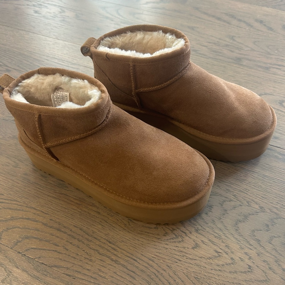UGG Classic ultra mini chestnut Boots with Cream Fur Lining. Size 7. EUC